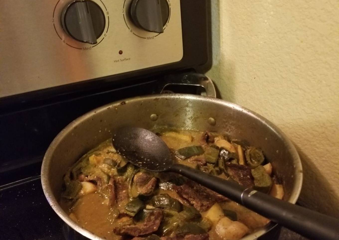 Bisteces con papas y rajas en salsa verde