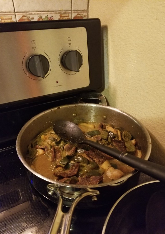 Una foto de Bisteces con papas y rajas en salsa verde