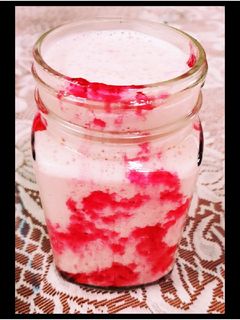 स्ट्रॉबेरी मिल्कशेक (Strawberry Milk shake recipe in hindi) रेसिपी मुख्य फोटो