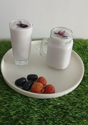 A picture of Lychee with Jamun Smoothie.