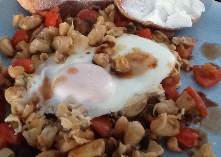 Popped breakfast beans w tomatoes and egg Popped breakfast beans w tomatoes and egg