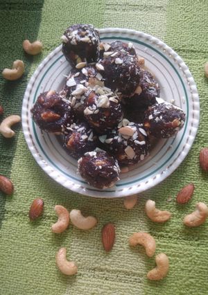 એનર્જી બાઇટ્સ રેસીપી મુખ્ય ફોટો
