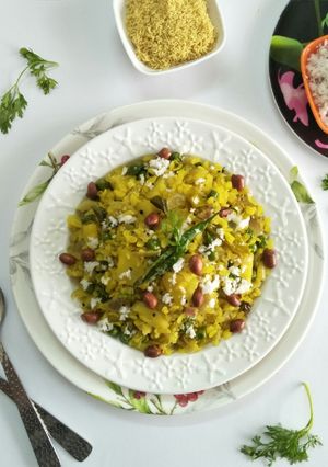 A picture of Kaande Matar Pohe (Savory Flattened Rice With Green Peas).