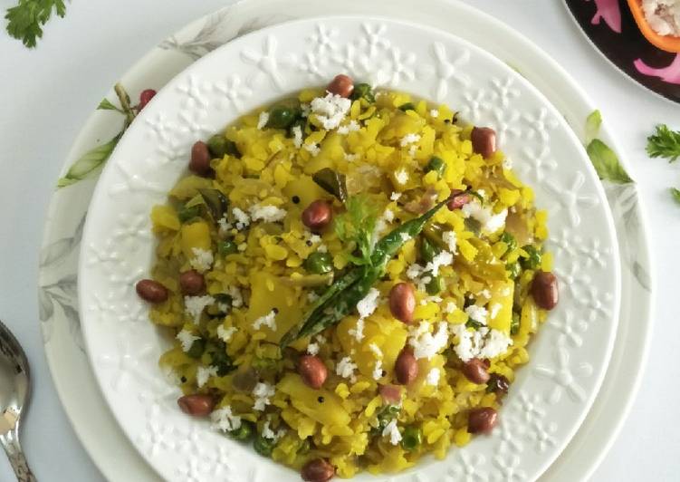 Kaande Matar Pohe (Savory Flattened Rice With Green Peas)