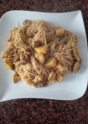 Una foto de Fideos de arroz con pollo y mix de setas