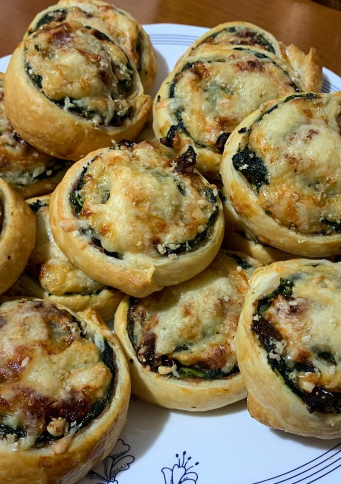 Una foto de Rollos de espinacas con queso