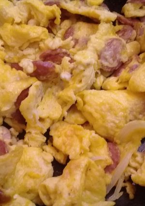 Una foto de Huevos con salchichas, desayuno sencillo🍽