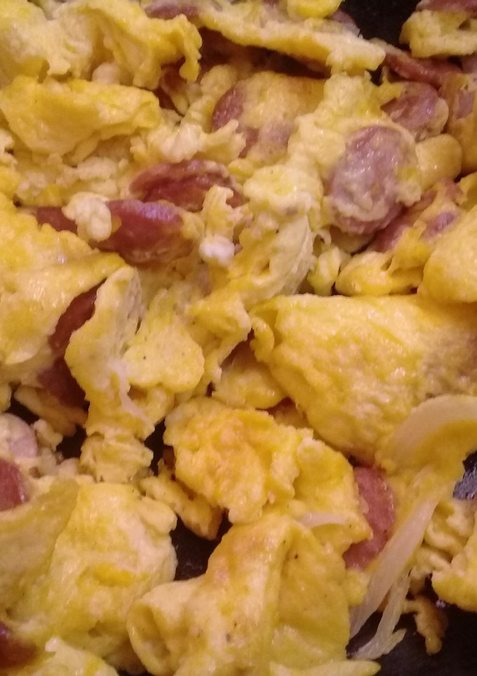Una foto de Huevos con salchichas, desayuno sencillo🍽