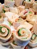 Rouleaux de wraps à la truite fumée et crudités