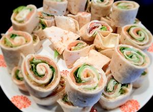 Une photo de Rouleaux de wraps à la truite fumée et crudités