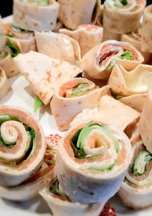 Une photo de Rouleaux de wraps à la truite fumée et crudités
