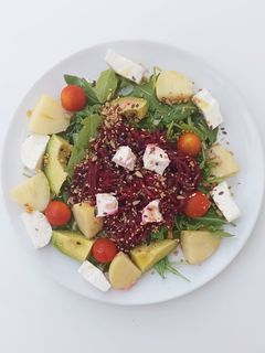 Una foto de Ensalada verde con aguacate, tomate, patata cocida, queso, remolacha y semillas