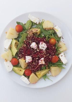 Una foto de Ensalada verde con aguacate, tomate, patata cocida, queso, remolacha y semillas