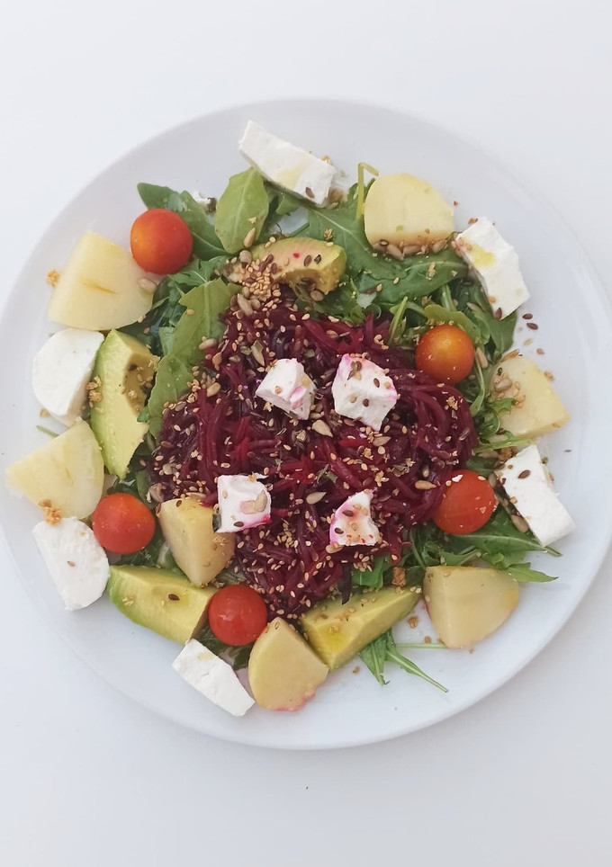 Una foto de Ensalada verde con aguacate, tomate, patata cocida, queso, remolacha y semillas