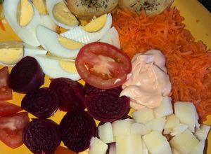 Una foto de Ensalada Multicolor con Pollo o Carne Grillada