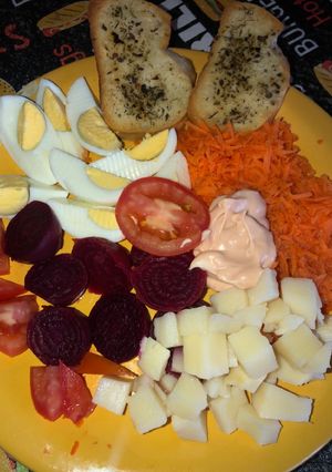 Una foto de Ensalada Multicolor con Pollo o Carne Grillada