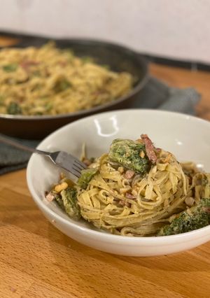 Une photo de PÂTES AU BROCOLI, CHÈVRE ET BACON
