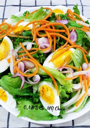 Hình của món Salad ngũ sắc trộn dầu ôliu.
