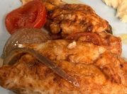 Una foto de pescado al horno tomate