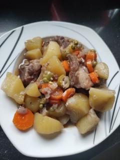 Una foto de Costilla con patatas