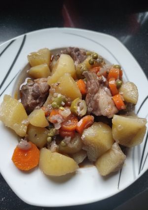 Una foto de Costilla con patatas