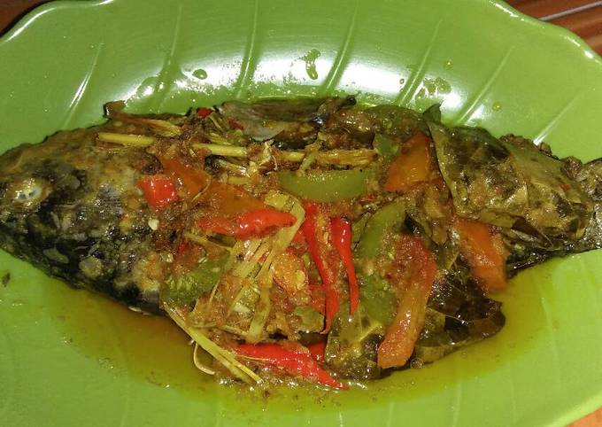 Langkah Mudah untuk mengolah Ikan mas bumbu kuning pedas yang Lezat