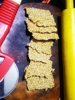 તલ ની ચીકી (Til Chiki Recipe In Gujarati) રેસીપી મુખ્ય ફોટો