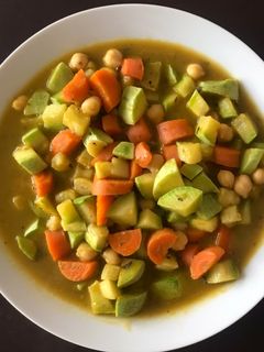 Una foto de Sopa de verduras y garbanzos exprés