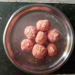 A picture of Coconut ladoo.