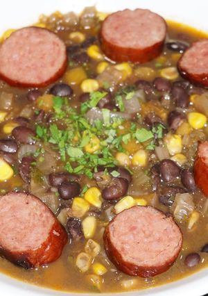 Una foto de Sopa de porotos negros con zapallo y salchichón kielbasa