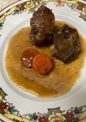 Una foto de Rabo estofado al Pedro Ximénez y reducción de vino tinto