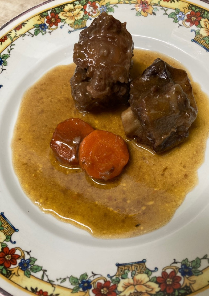 Una foto de Rabo estofado al Pedro Ximénez y reducción de vino tinto