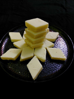 मावा बर्फी (Mawa Barfi recipe in Hindi) रेसिपी मुख्य फोटो