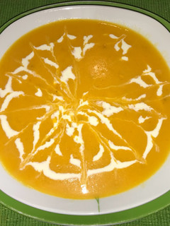 Una foto de Crema de tomates amarillos