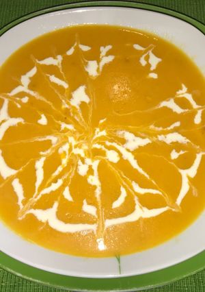 Una foto de Crema de tomates amarillos