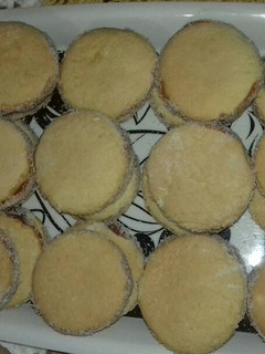 Una foto de Alfajores caseros de dulce de leche y coco rallado. ricos