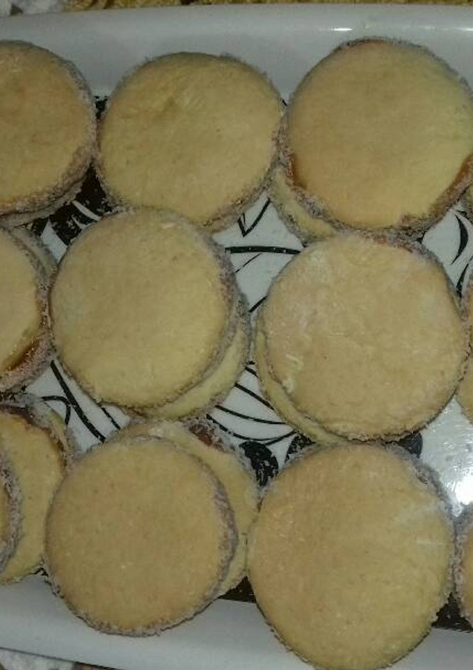 Una foto de Alfajores caseros de dulce de leche y coco rallado. ricos