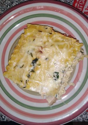 Una foto de Lasaña de pollo espinaca a la crema 👩‍🍳🧀🍷