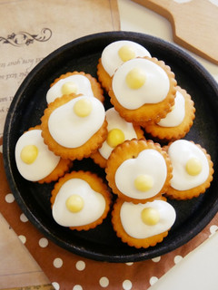 好可愛「荷包蛋馬林糖夾心餅乾」酥脆香甜。 的食譜成品照片