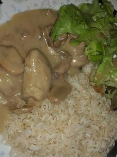 Una foto de Pollo en crema de hongos