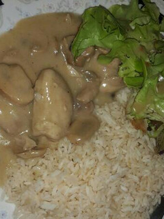 Una foto de Pollo en crema de hongos