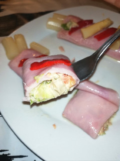 Una foto de Rollitos de Jamón rellenos de Ensaladilla Rusa