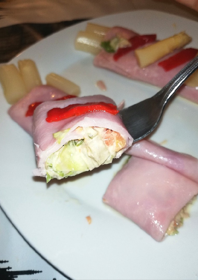 Una foto de Rollitos de Jamón rellenos de Ensaladilla Rusa
