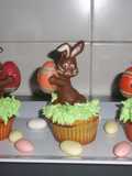 Conejo de Pascua con cupcake de vainilla