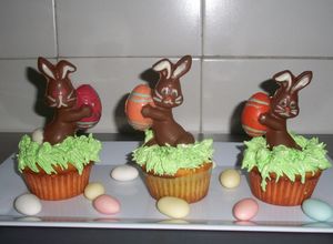 Una foto de Conejo de Pascua con cupcake de vainilla