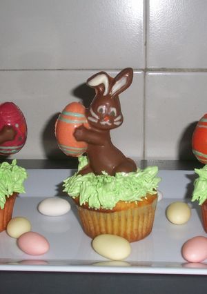 Una foto de Conejo de Pascua con cupcake de vainilla