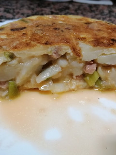 Una foto de Tortilla de patata con ajetes y jamón