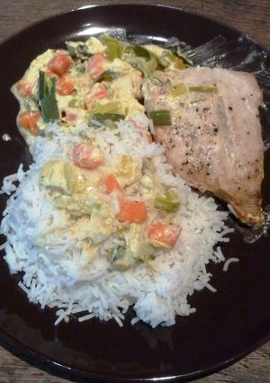 Une photo de Poisson blanc, poireaux et lait de coco