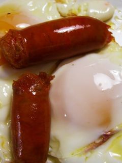 Una foto de Huevos fritos caseros y chorizos de la tierra