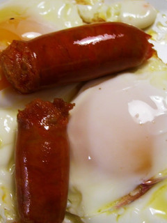 Una foto de Huevos fritos caseros y chorizos de la tierra
